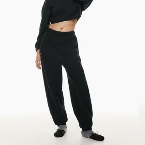 ARITZIA cozy fleece mega sweatpants in black medium short length TNA cozy fleece